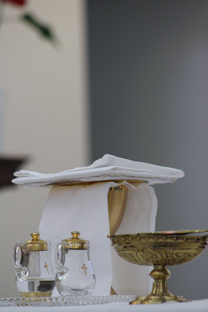 Naczynia liturgiczne – podstawowe wyposażenie ołtarza