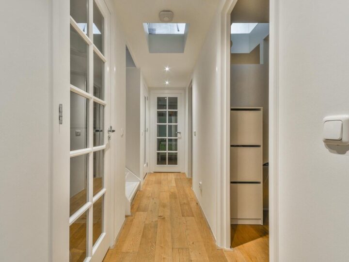 Aranżacja małego wąskiego przedpokoju w bloku – inspiracje i porady