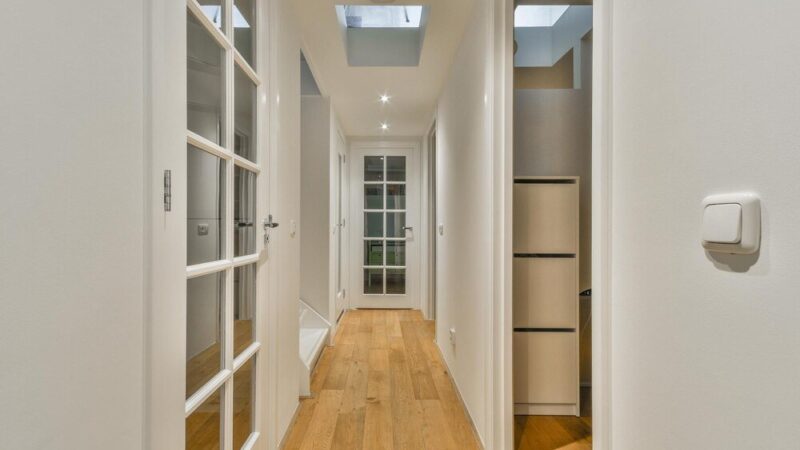 Aranżacja małego wąskiego przedpokoju w bloku – inspiracje i porady