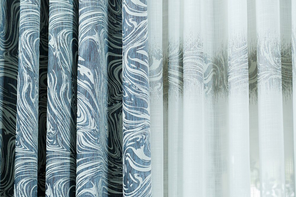 Kotary zamiast drzwi – jak wybrać stylowe i praktyczne rozwiązania