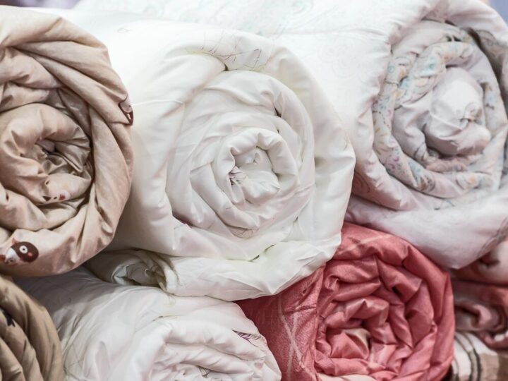 Pościel z mikrofibry czy bawełny: Co wybrać do sypialni?