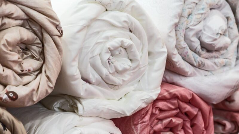 Pościel z mikrofibry czy bawełny: Co wybrać do sypialni?