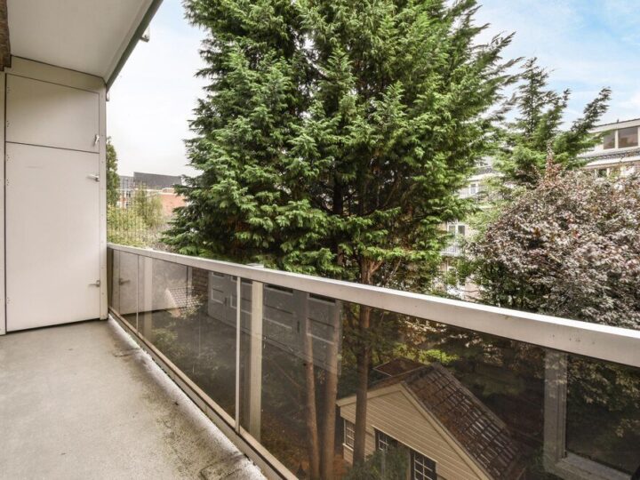 Zabudowa balkonu w bloku – drewniana czy szklana? Porównanie kosztów i zalet