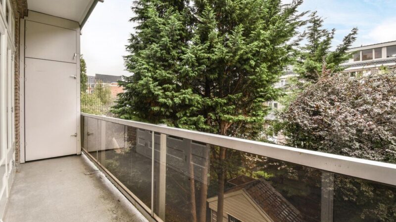 Zabudowa balkonu w bloku – drewniana czy szklana? Porównanie kosztów i zalet