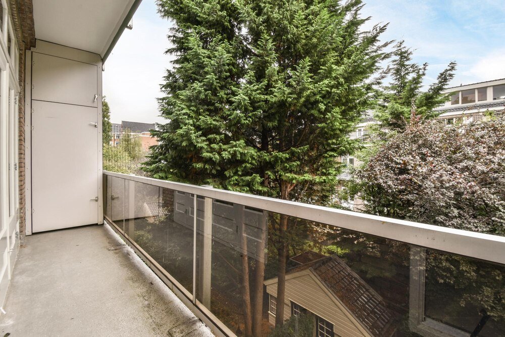 Zabudowa balkonu w bloku – drewniana czy szklana? Porównanie kosztów i zalet