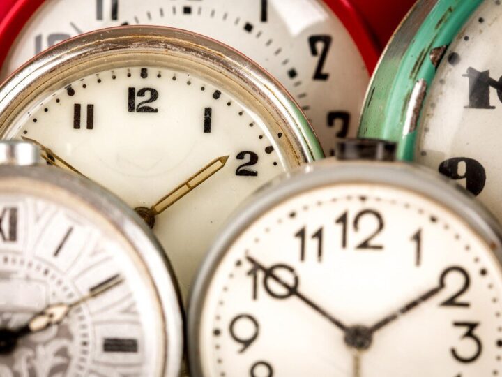 Kiedy jest zmiana czasu z letniego na zimowy – daty i zasady
