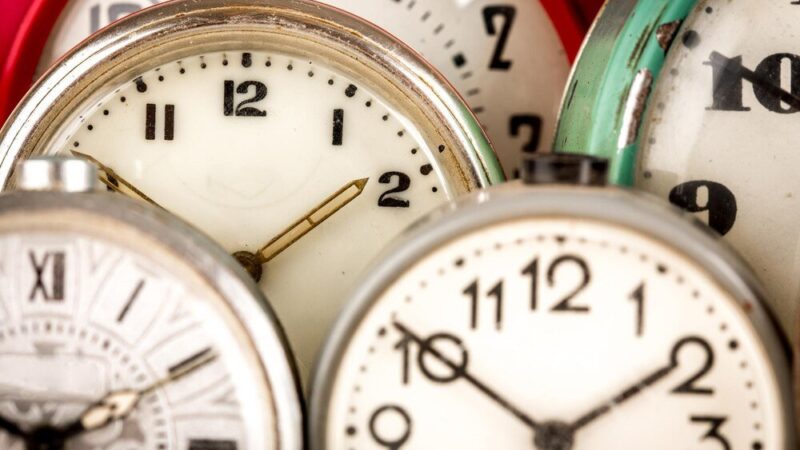 Kiedy jest zmiana czasu z letniego na zimowy – daty i zasady