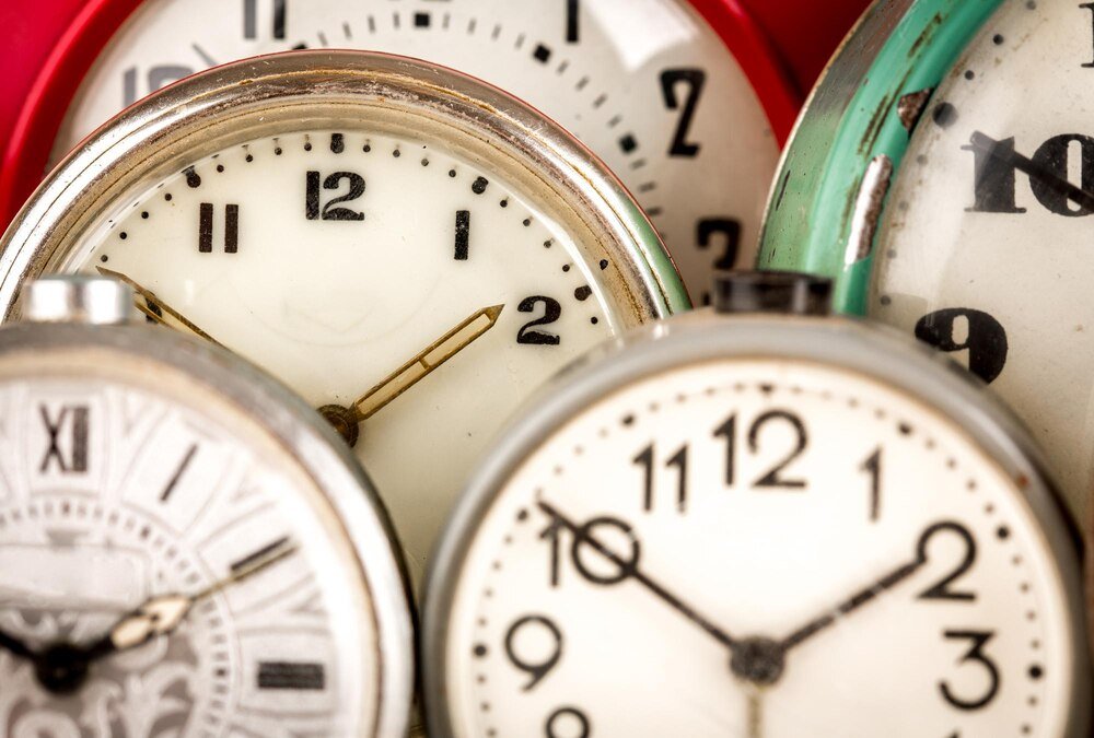 Kiedy jest zmiana czasu z letniego na zimowy – daty i zasady