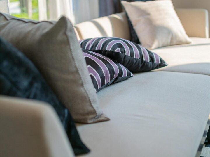 Małe rozkładane sofy z funkcją spania – idealne rozwiązanie do salonu