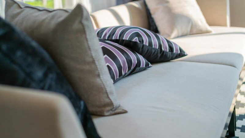 Małe rozkładane sofy z funkcją spania – idealne rozwiązanie do salonu