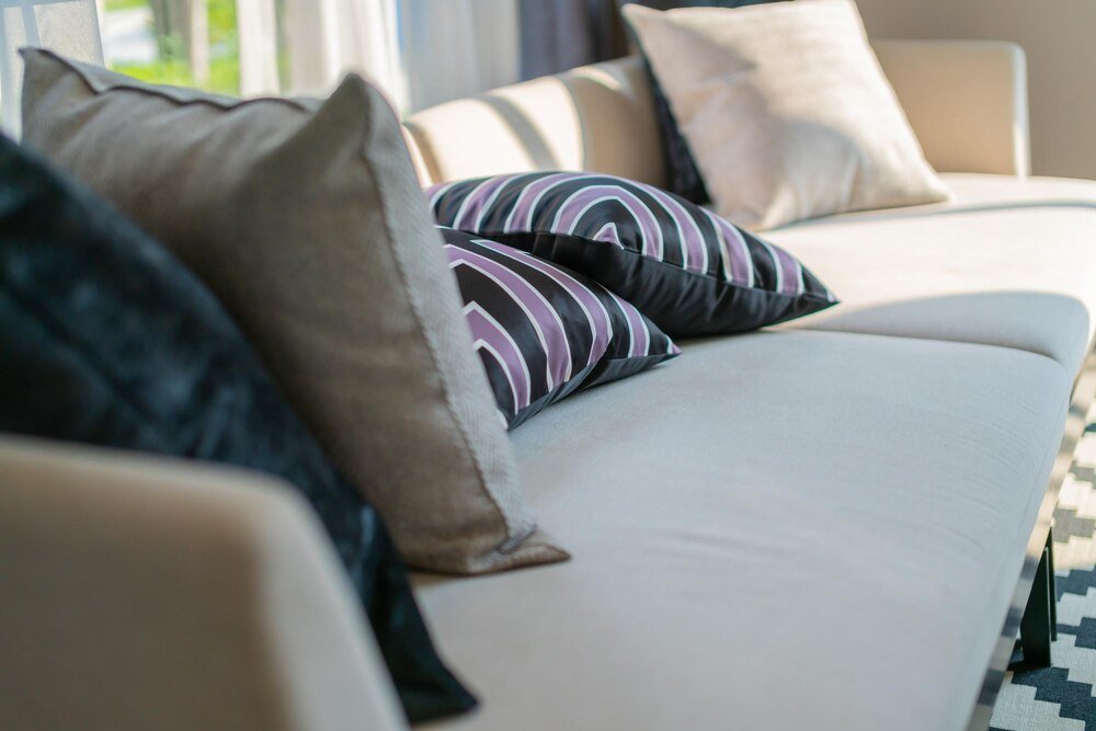 Małe rozkładane sofy z funkcją spania – idealne rozwiązanie do salonu