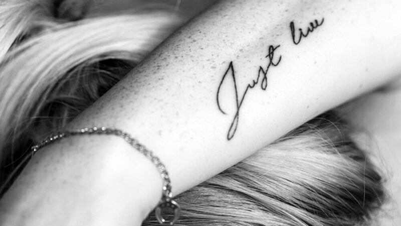 Delikatne tatuaże damskie – subtelne wzory z znaczeniem