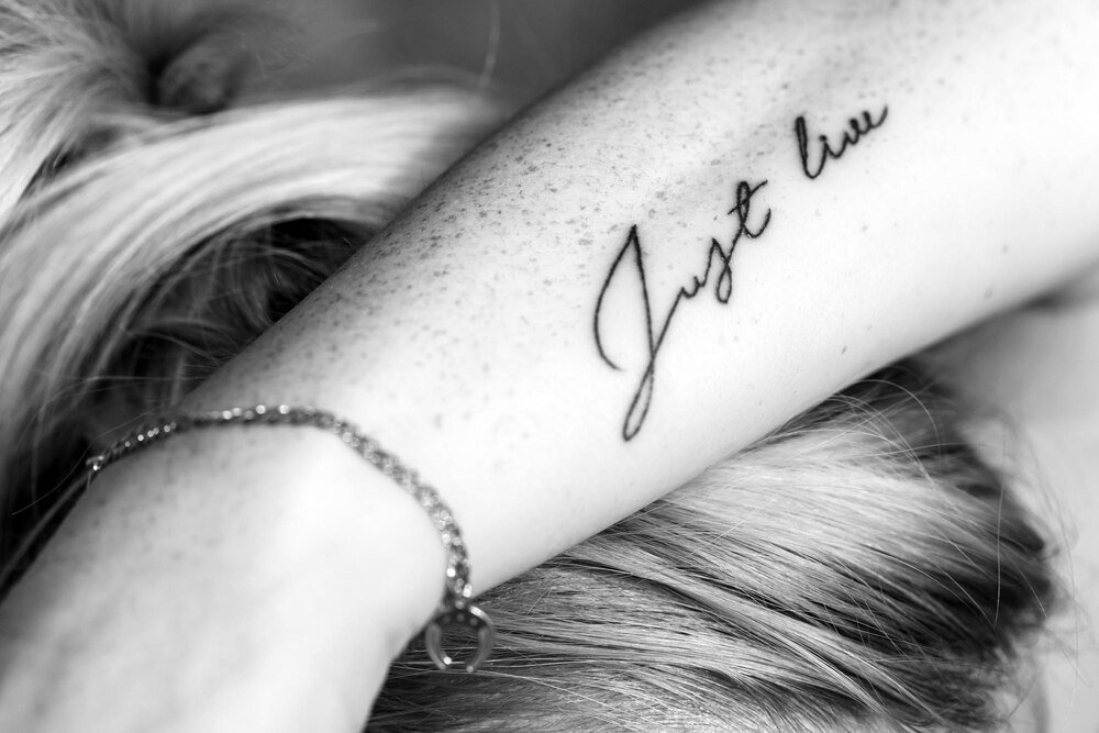 Delikatne tatuaże damskie – subtelne wzory z znaczeniem