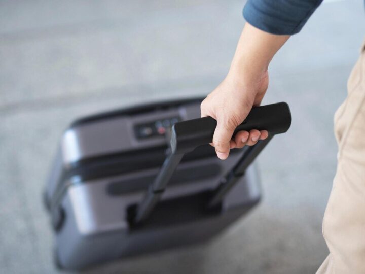 Jak wymienić kółko w walizce – instrukcja dla początkujących