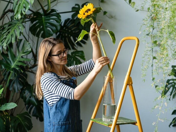 Jak zrobić ściankę z kwiatów – efektowna dekoracja na przyjęcie