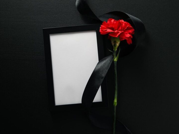 Jakie informacje można umieścić na nekrologu?