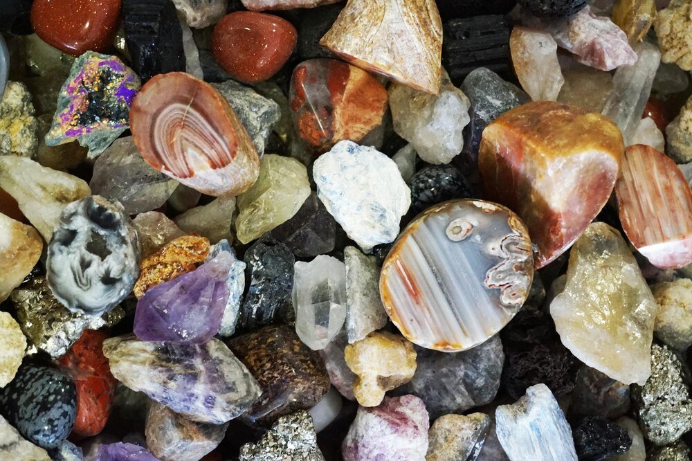 Kamienie i ich właściwości – znaczenie, energia i zastosowania