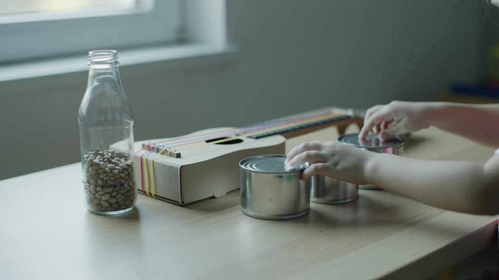 Instrumenty muzyczne z recyklingu – inspiracje dla dzieci i dorosłych
