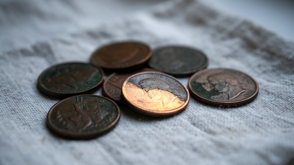 Jak czyścić monety kwaskiem cytrynowym – czy to bezpieczna metoda?