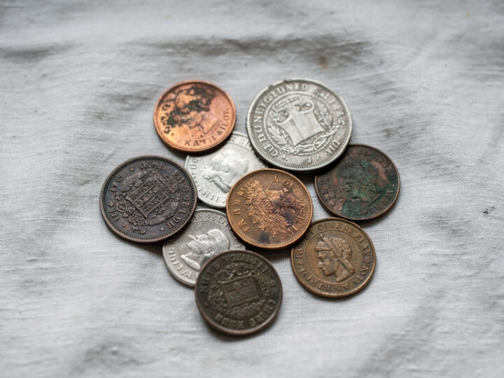 Zaśniedziałe monety – jak wyczyścić je bez uszkodzeń?